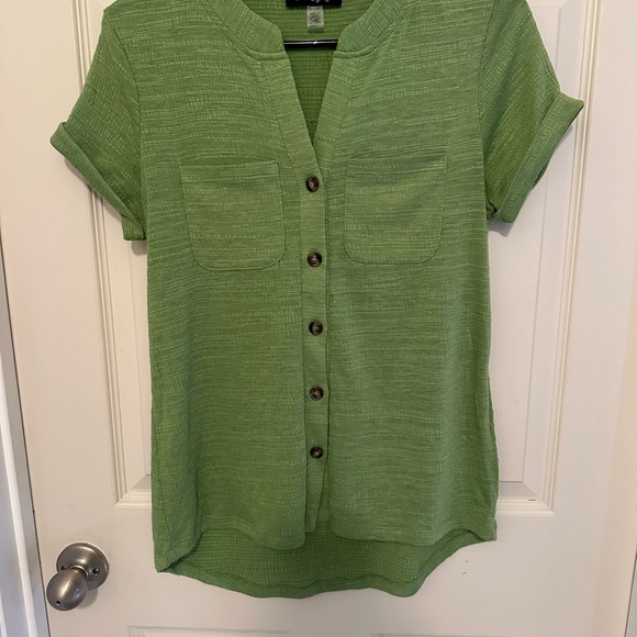 Cable & Gauge Green Textured Button-Down Blouse - Picture 1 of 3